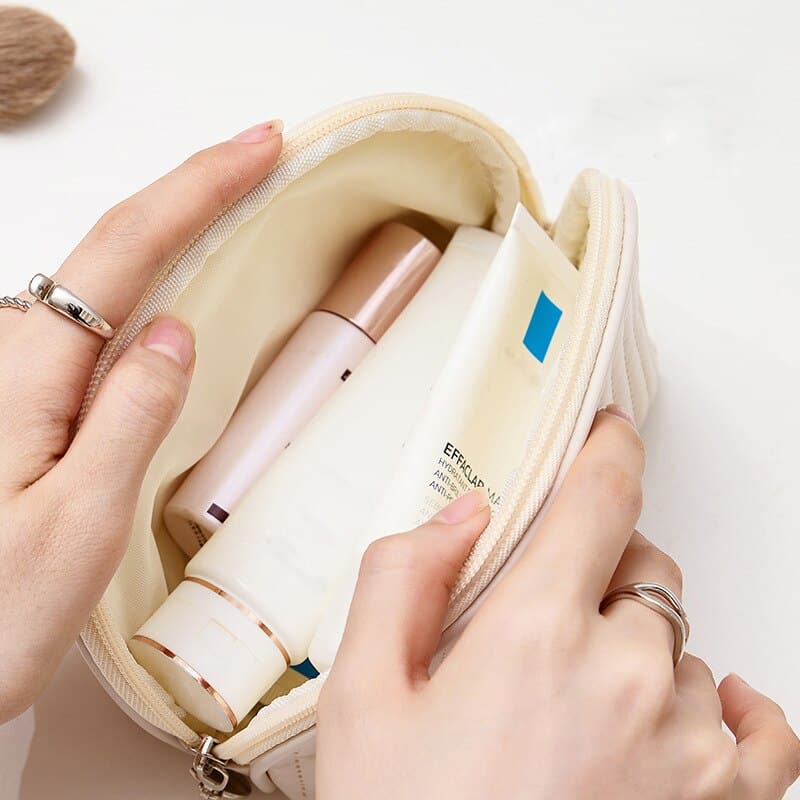 petite trousse de toilette beige pratique