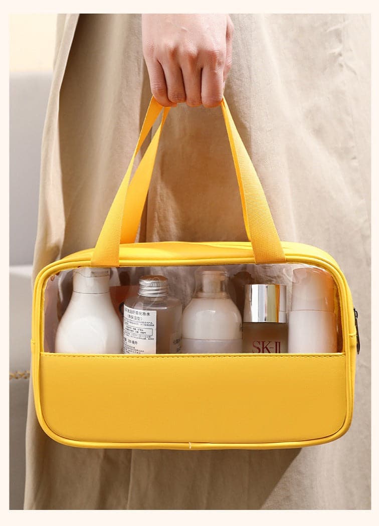 Trousse de toilette avec anse sur un miroir
