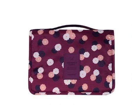 Trousse de toilette femme accrochable dans une salle de bain