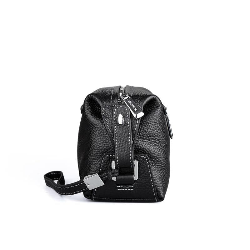 Trousse de toilette en cuir véritable ouverte