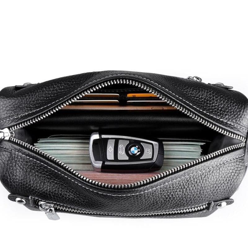 Trousse de toilette cuir élégante dans un sac de voyage
