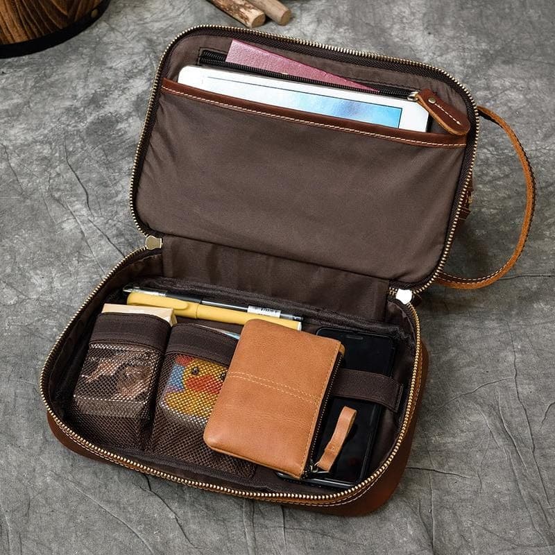 savon et produits de soin dans la trousse de toilette cuir