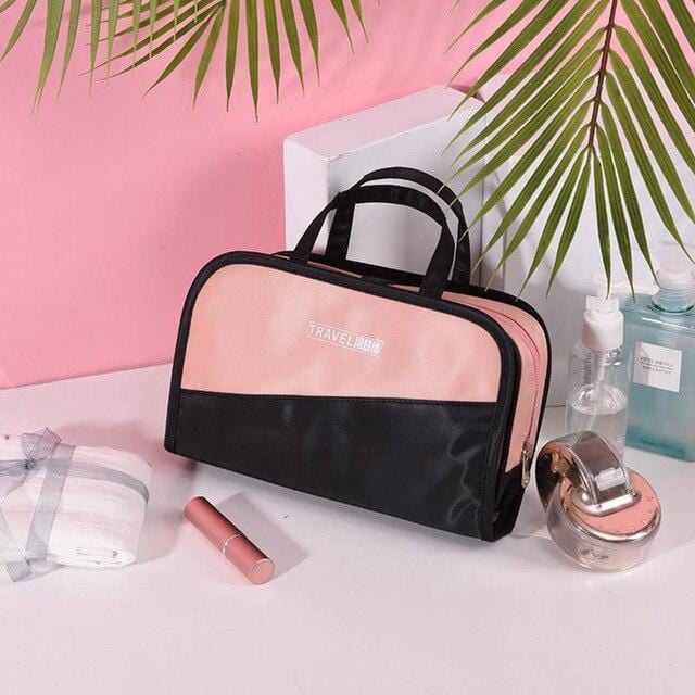 Organisation produits beauté dans une trousse de sport