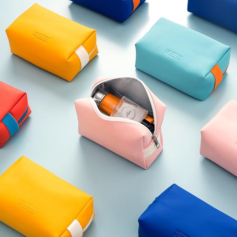 Trousse de toilette unie moderne