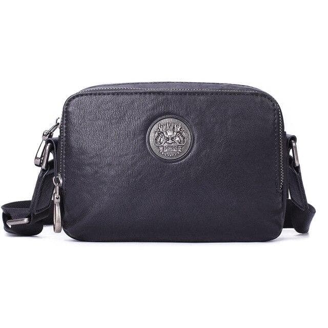 Accessoire de voyage en cuir avec médaille motif relique