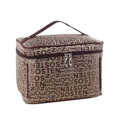 rangement produits de beauté dans une trousse de toilette
