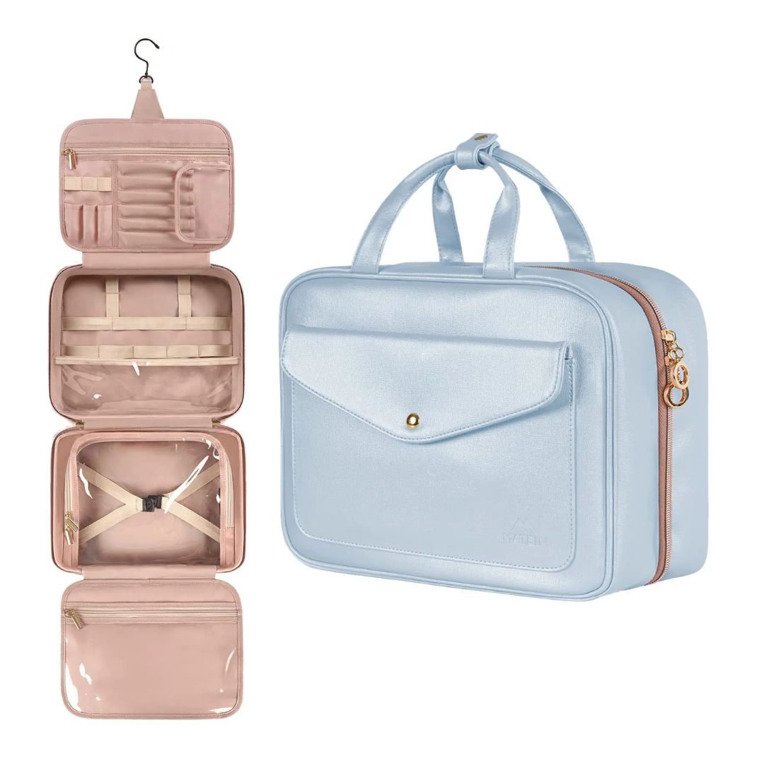 Trousse de toilette de Voyage Femme à Suspendre ouverte avec produits de beauté