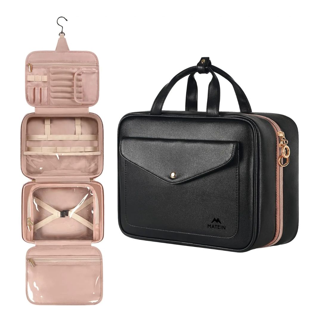 Trousse de toilette de Voyage Femme à Suspendre sur fond blanc